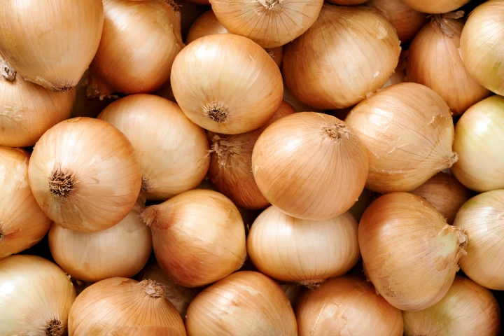 Onions and other members of the Allium family (such as chives and leeks) are high in sulfur, as are some odorants which are naturally present in meat