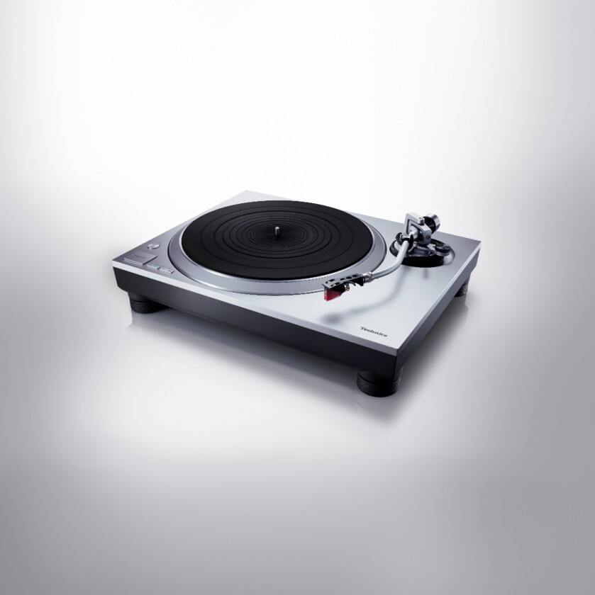 Technics has treated the SL-1500C turntable to its own phono equalizer amp
