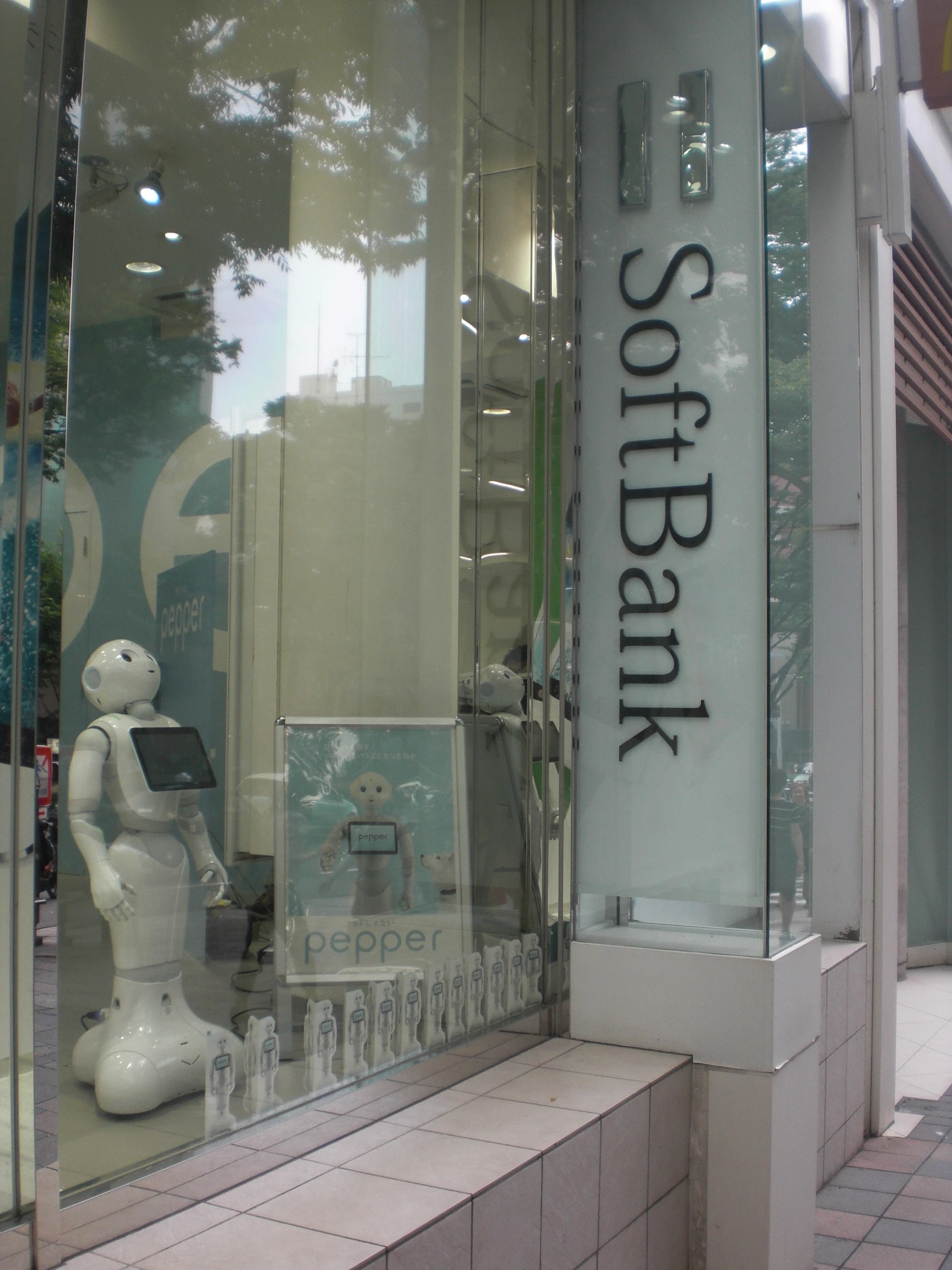 In 2014, Pepper, NAO`s younger brother, started to work for Soft Bank as a receptionist (Photo: Stephen Clemenger/Gizmag.com)