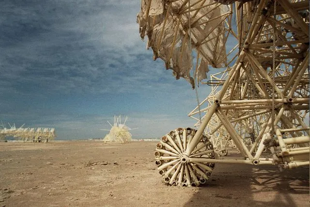 A close up of the wheel mechanism at the feet of the Strandbeest (Photo: Theo Jansen)