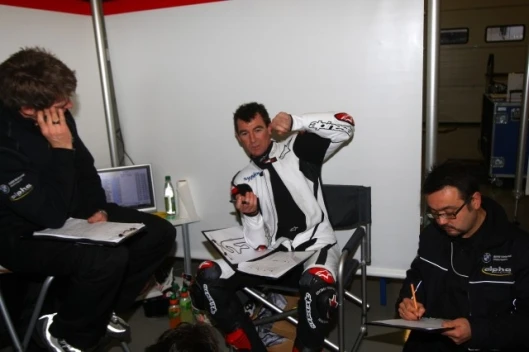 Troy Corser delivers team feedback