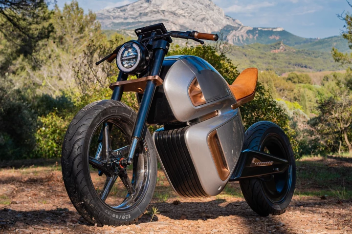 The lower part of the Nawa Racer's body houses 9 kWh of lithium batteries and the upper part holds a 0.1-kWh ultracapacitor that Nawa says can nearly double its urban range