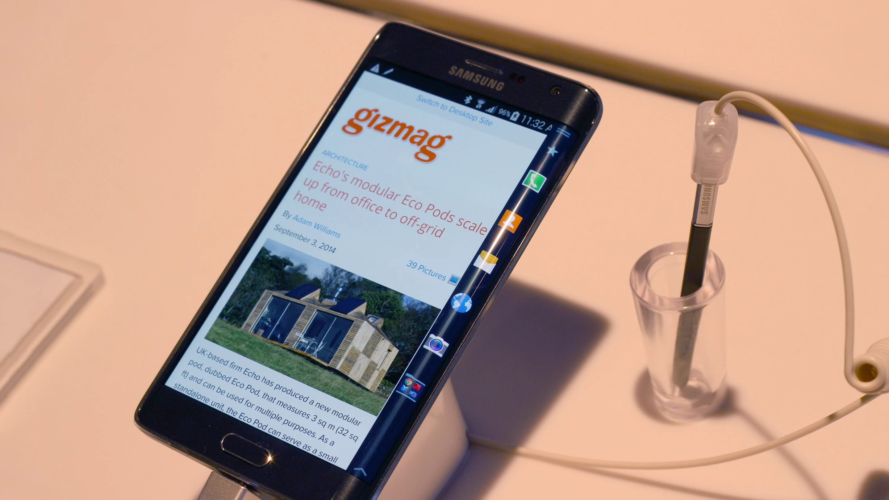 Gizmag goes hands-on with the Galaxy Note Edge