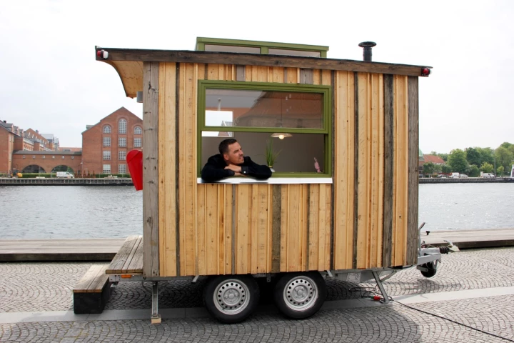 For a change of scenery, the Tiny Office can be towed by car to different locations