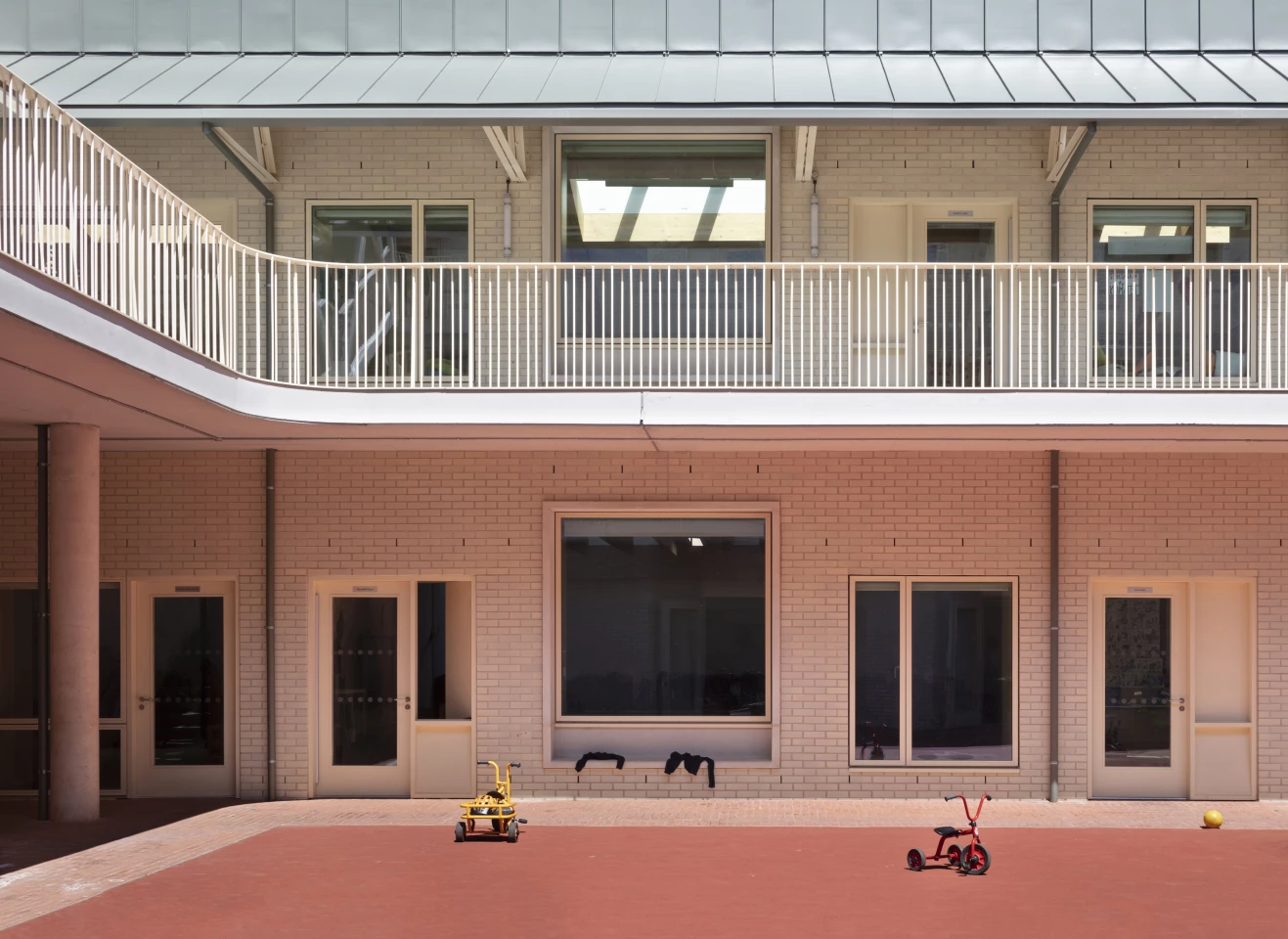 Hackney New Primary School and 333 Kingsland Road was designed by Henley Halebrown and is located in London. The school takes the form of a sculptural pink building, with an affordable housing project nearby