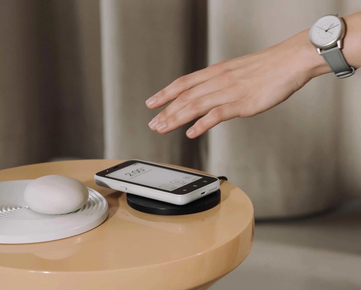 The Kompakt can be wirelessly charged, and its 3,300-mAh battery promises up to 6 days of standby time