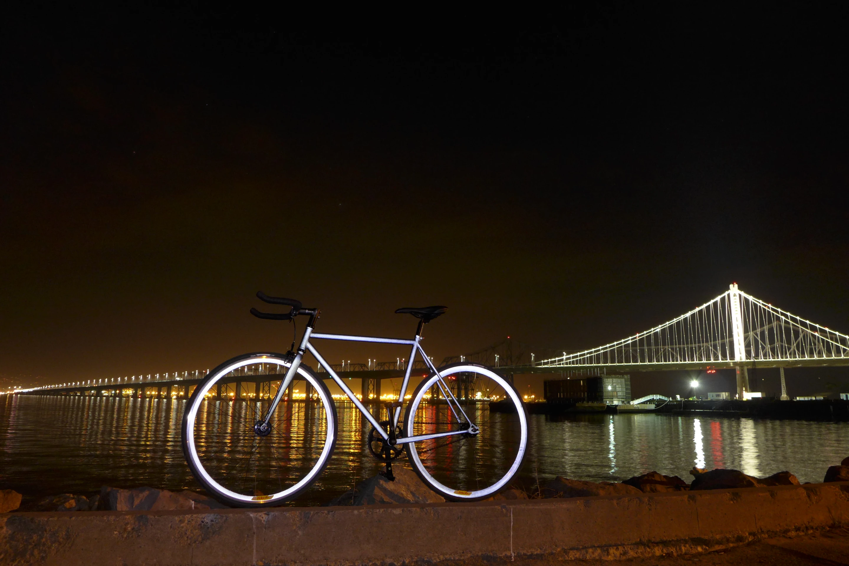 The Lumen 1 comes with bullhorn handlebars, a Valencia frame, Velocity Deep V rims and front caliper brake