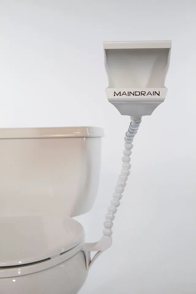 The articulated hose allows the height and angle of the head to be adjusted