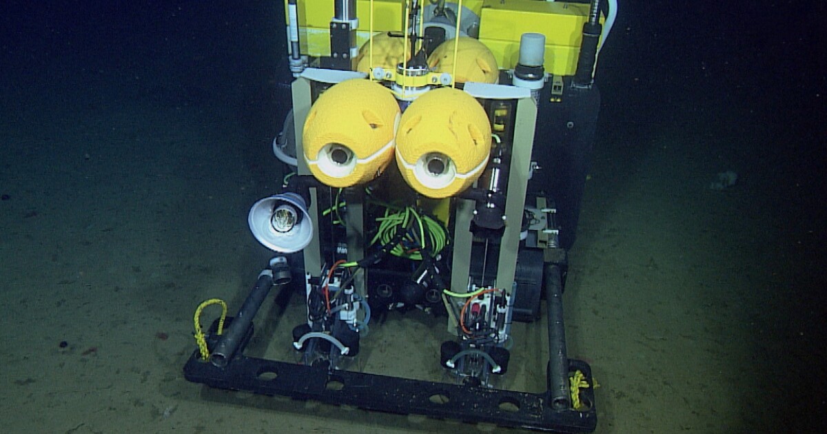 Tracked bottom-crawling robotic gathers beneficial deep-sea information Tracked bottom-crawling robotic gathers beneficial deep-sea information