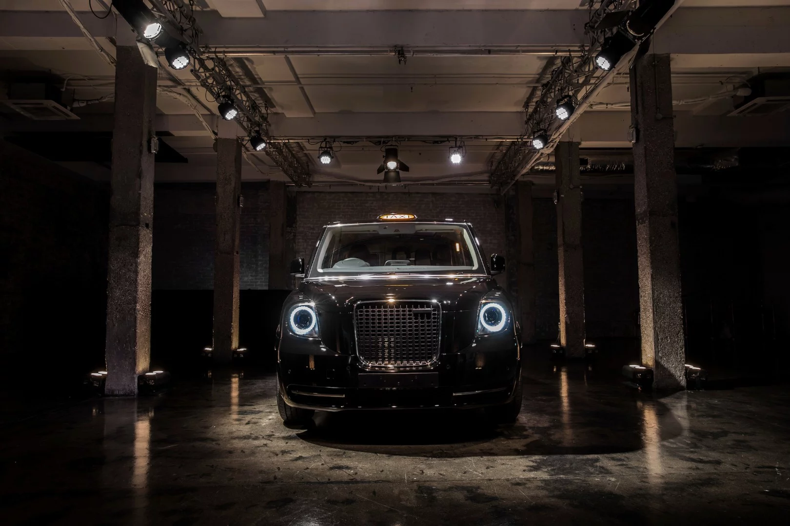 The circular headlamps on the TX are a classic London Taxi staple