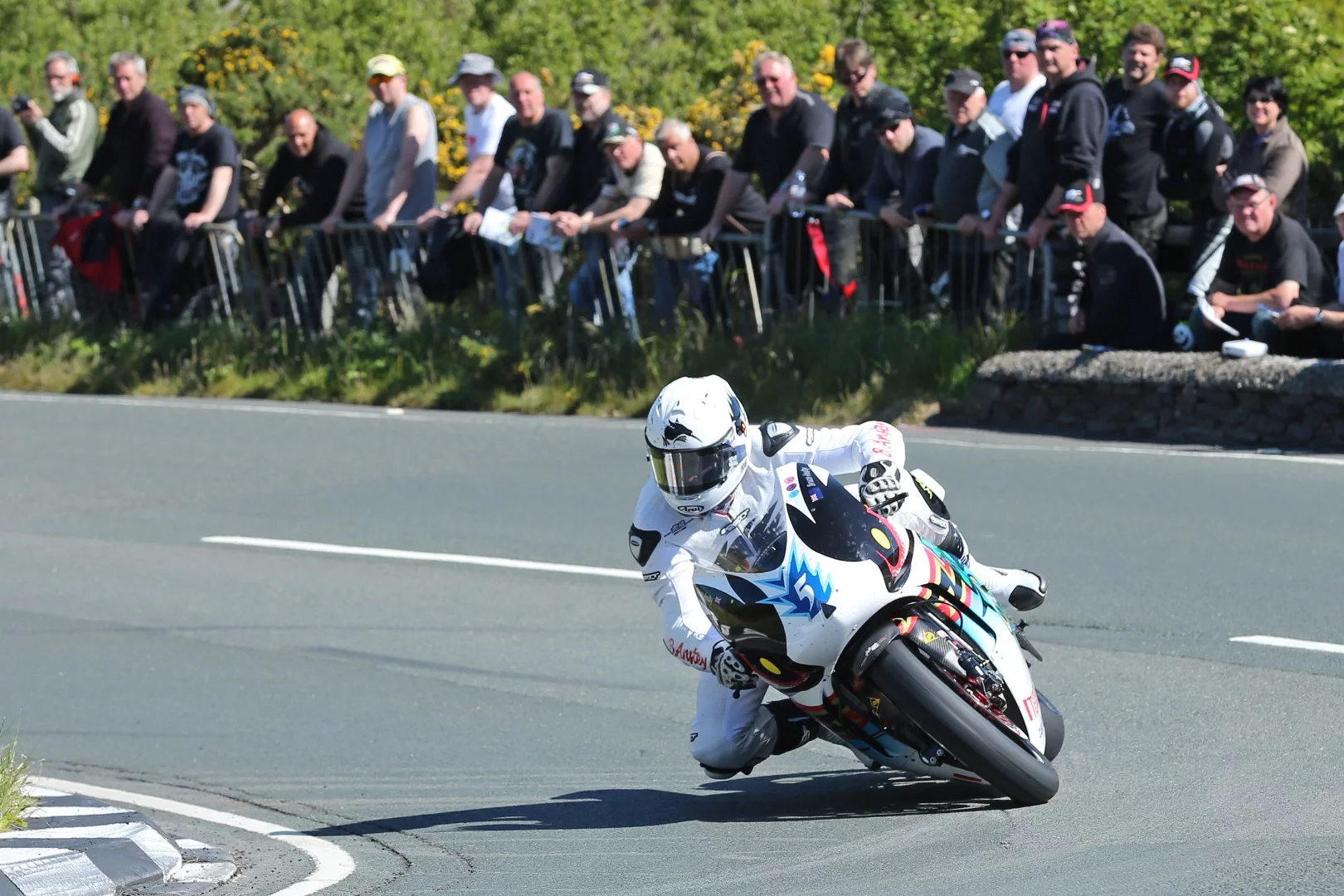Bruce Anstey gave Juhn McGuinness a run for his money before finishing second at the 2015 TT Zero Challenge