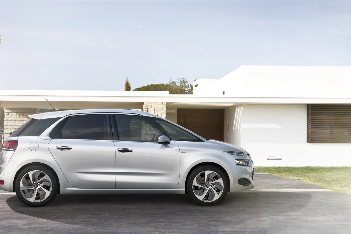 Picasso’s top speed is 175 km/h (109 mph) or 209 km/h (130 mph), dependent on the engine option