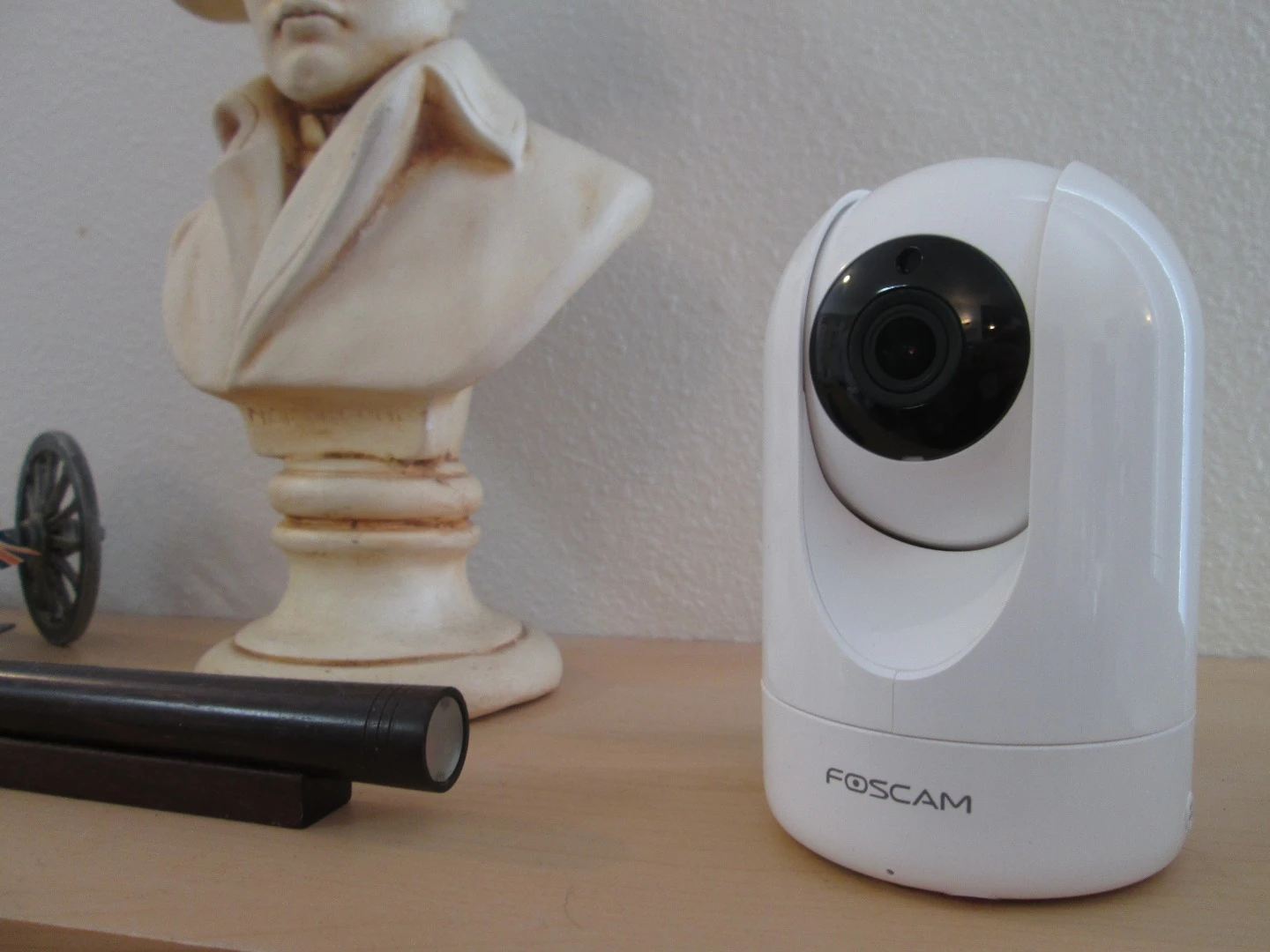 R2 can be linked with multiple cameras through the app
