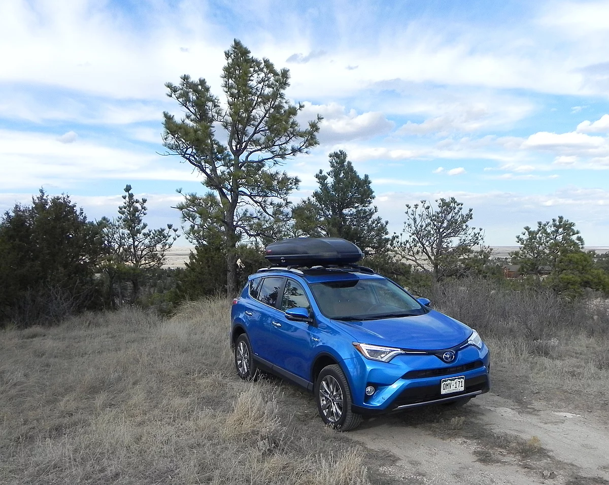 There is no driveshaft between front and rear axles with the rear axle being powered solely by an electric motor instead