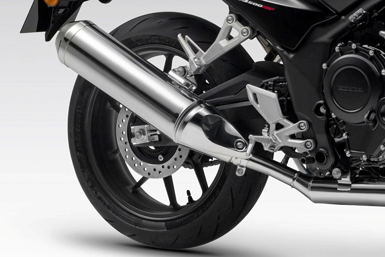 As for braking, there are radially bolted brake calipers from Nissin at the front and a two-piston sliding caliper at the back