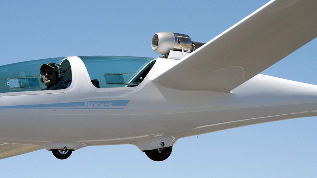 Self launching glider packs a retractable jet engine