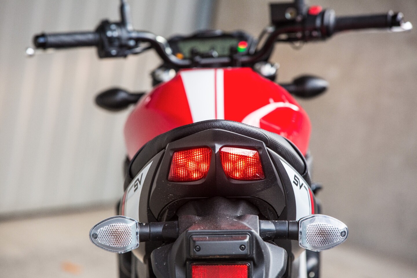 Suzuki SV650: narrow tank holds just 13.8 liters, but with excellent fuel economy that's good for some 3-400 km between fill-ups.