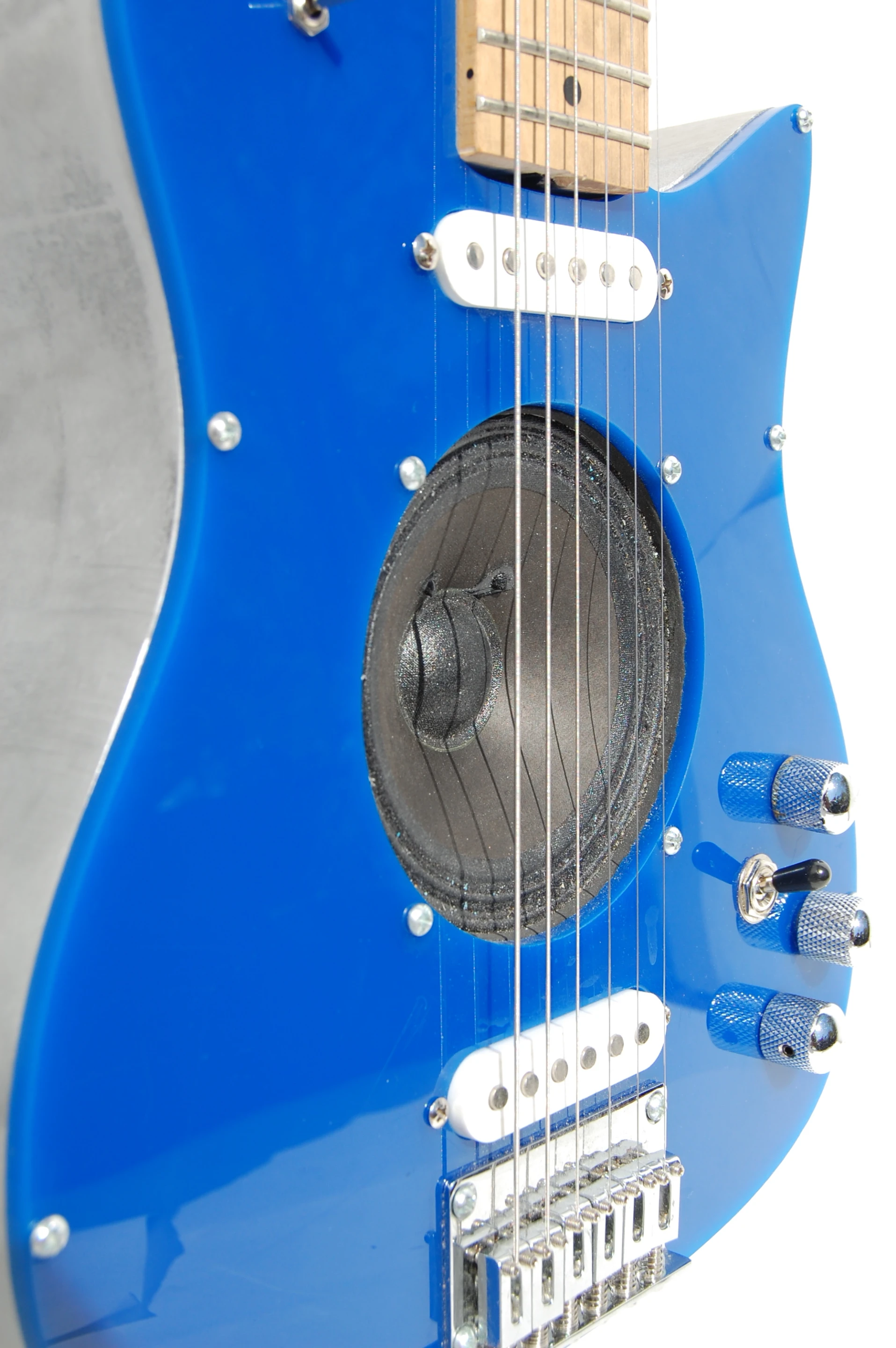 The Unlimited features a solid state amplifier with a maximum output of 7 watts that sits between two single coil pickups