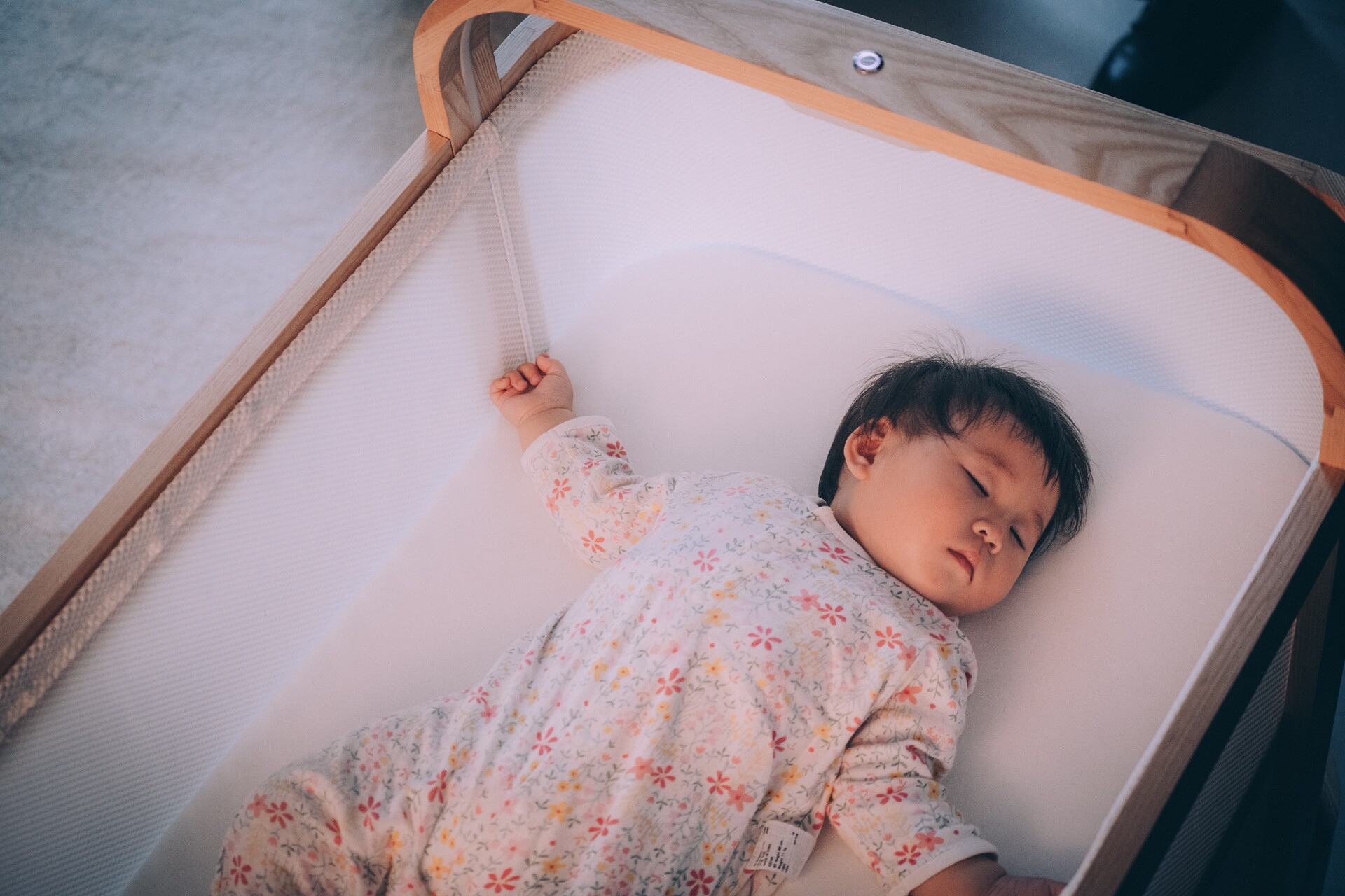 Smart cradle gives waking babies the bounce