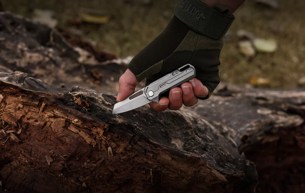 Super-strong M390 steel should keep the blade sharp and strong through many uses