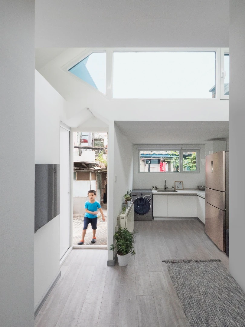 Inside, Mrs. Fan's Plugin House measures 27.8 Sq. m (299 sq ft) and includes a double-height lounge and kitchen