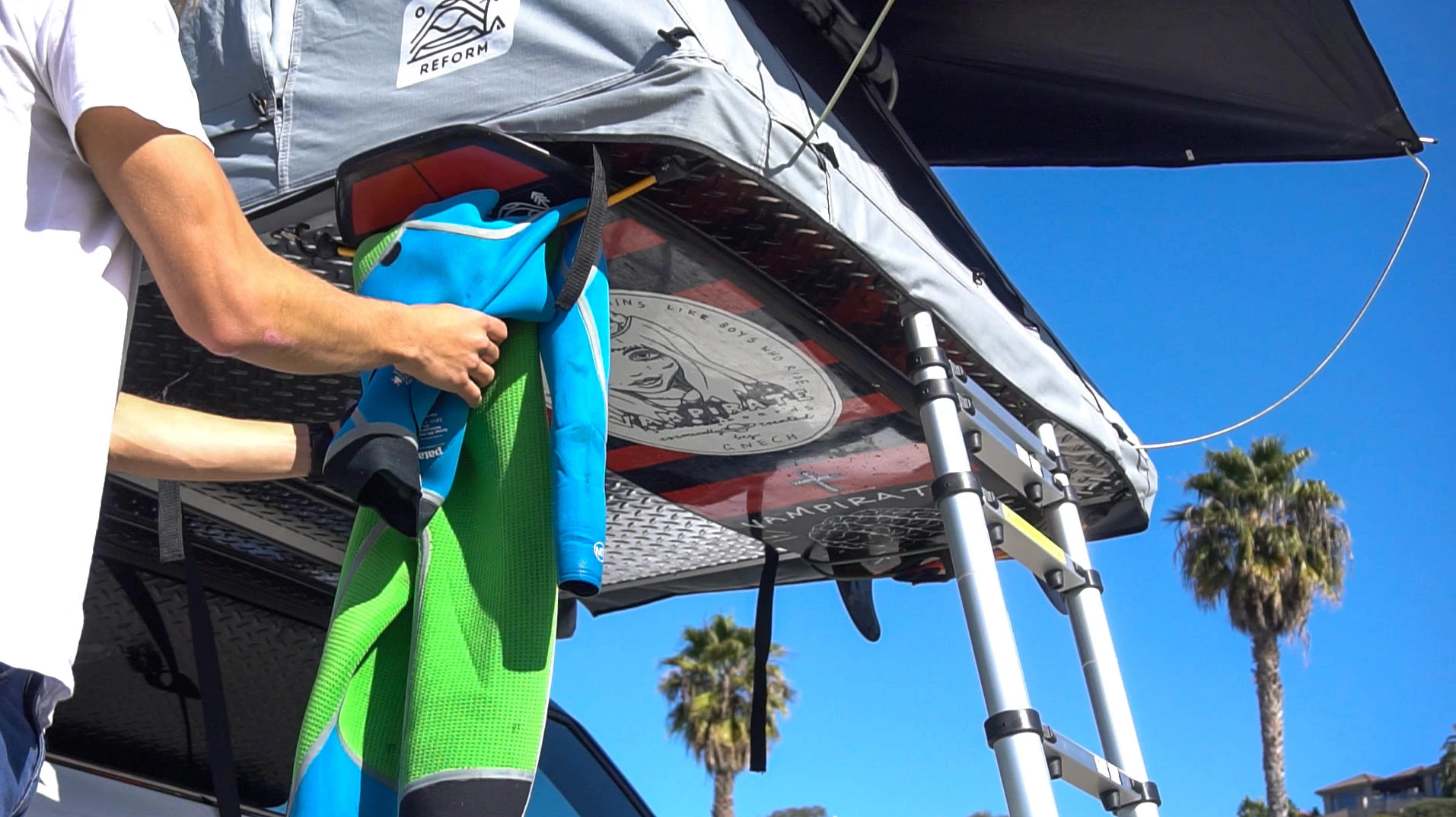 Integrated hang points let you hang lanterns, dry clothes, etc