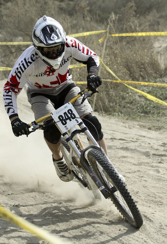 The Zerode G-1 mountain bike incorporates a mid-bike-mounted internal geared hub, which is said to allow it to perform better than a regular MTB in a variety of ways