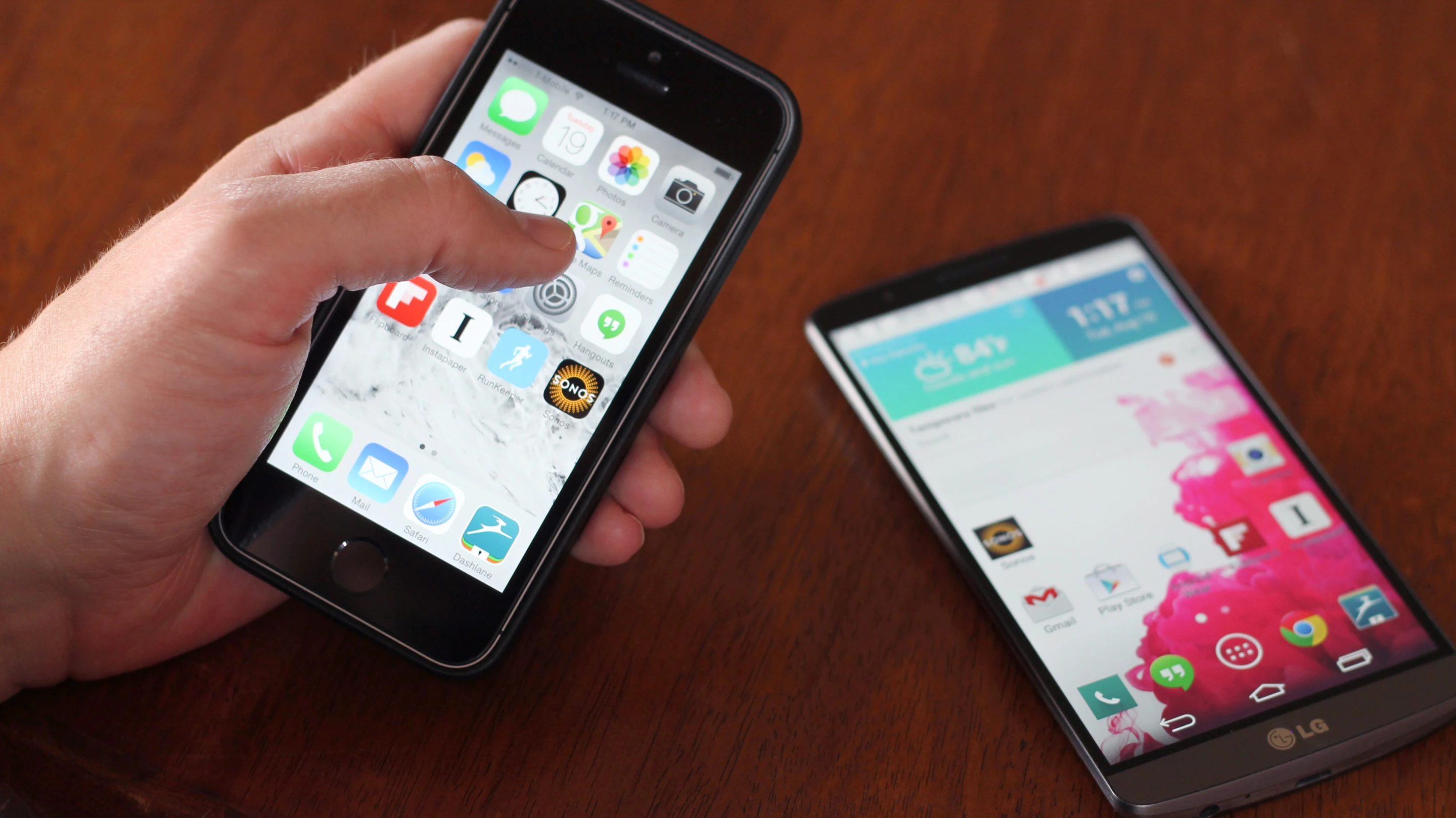 Gizmag goes hands-on to compare two of the best smartphones today, the iPhone 5s and LG G3 (Photo: Will Shanklin/Gizmag.com)