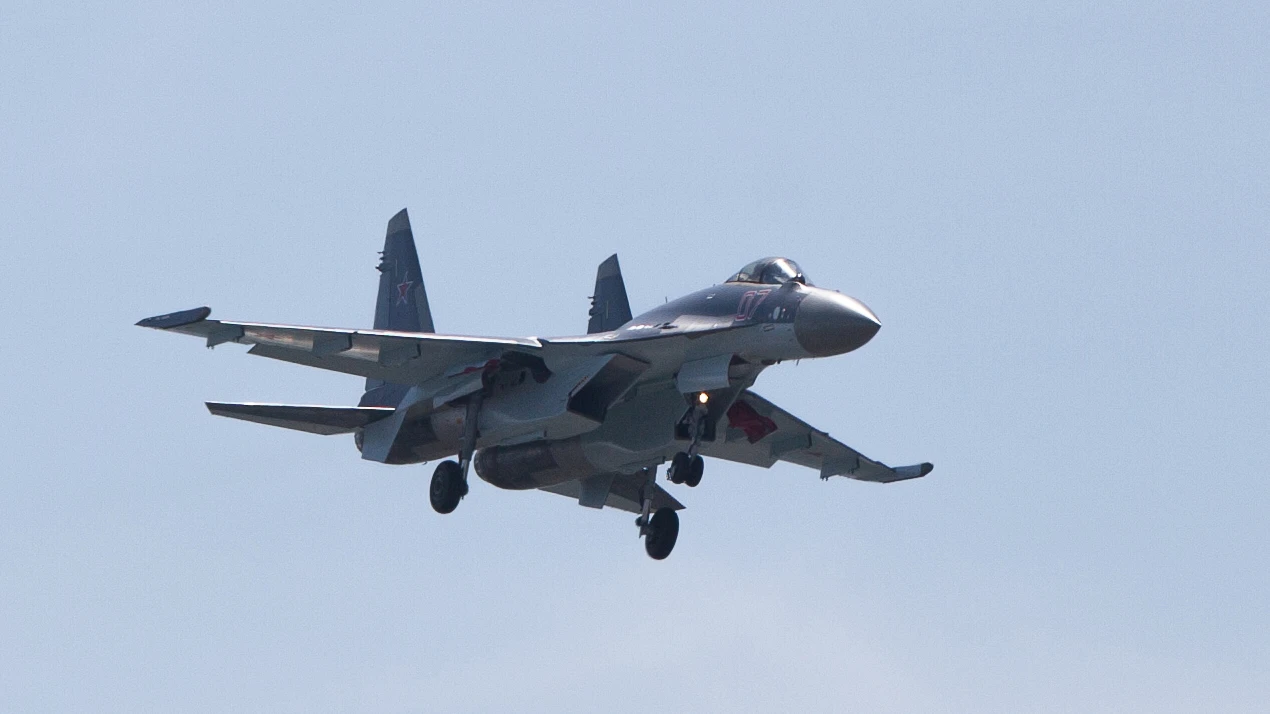 Sukhoi Su-35 heads in for landing at the 2013 Paris Airshow (Photo: Noel McKeegan/Gizmag)