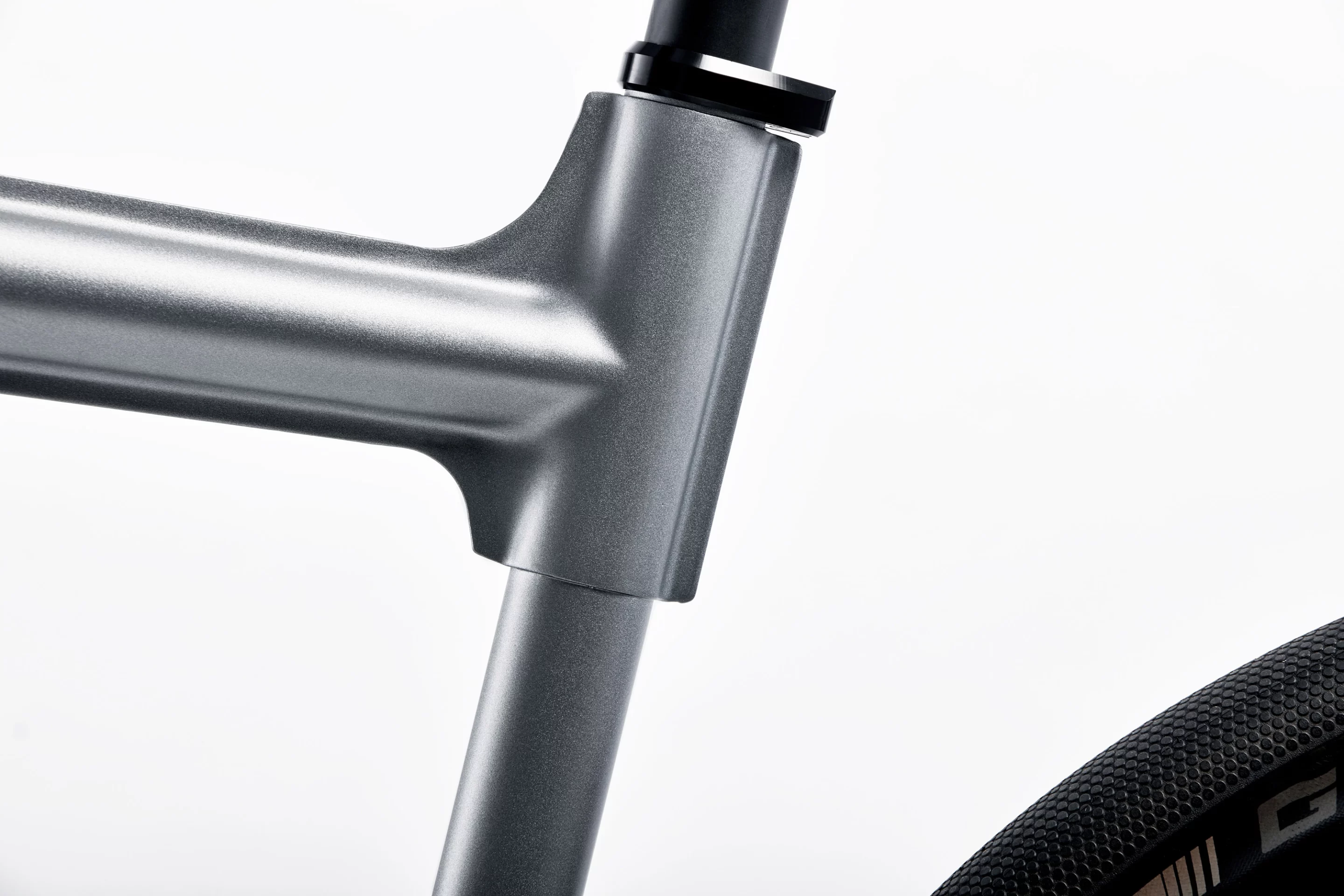 The frame-integrated battery is charged via a Rosenberger magnetic charging port