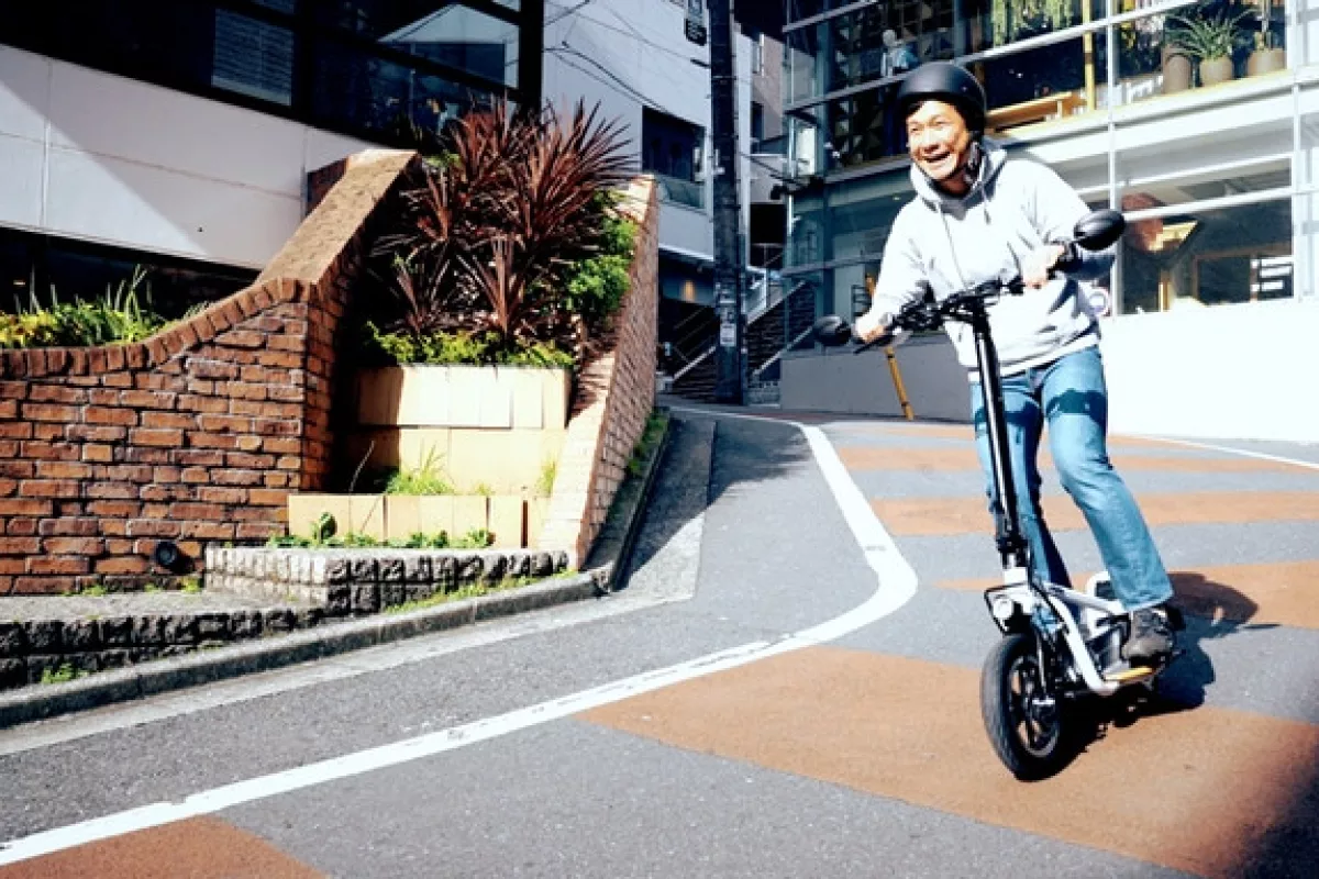 As well as having a range of up to 25 miles, the LOM X-Scooter can haul up to 220 lbs of gear