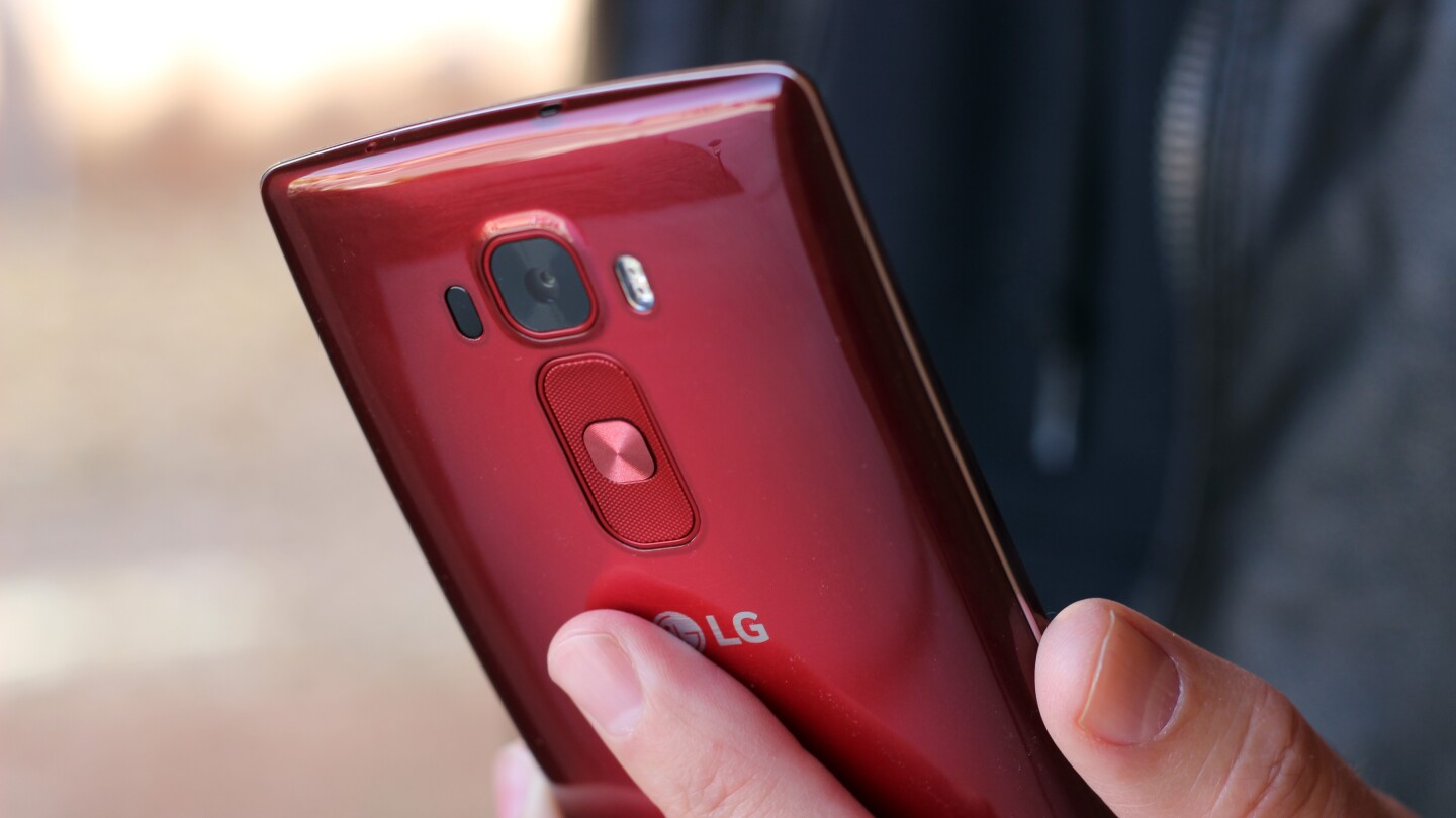 The G Flex 2 doesn't have a premium build, with a smooth-feeling plastic all the way around (Photo: Will Shanklin/Gizmag.com)