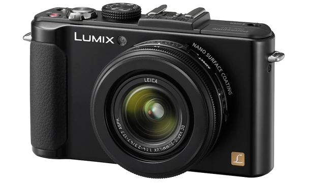 While experienced photographer might not have the creative freedom they'd like with the iPhone, the Panasonic Lumix LX7 has full manual control over settings such as shutter speed, aperture