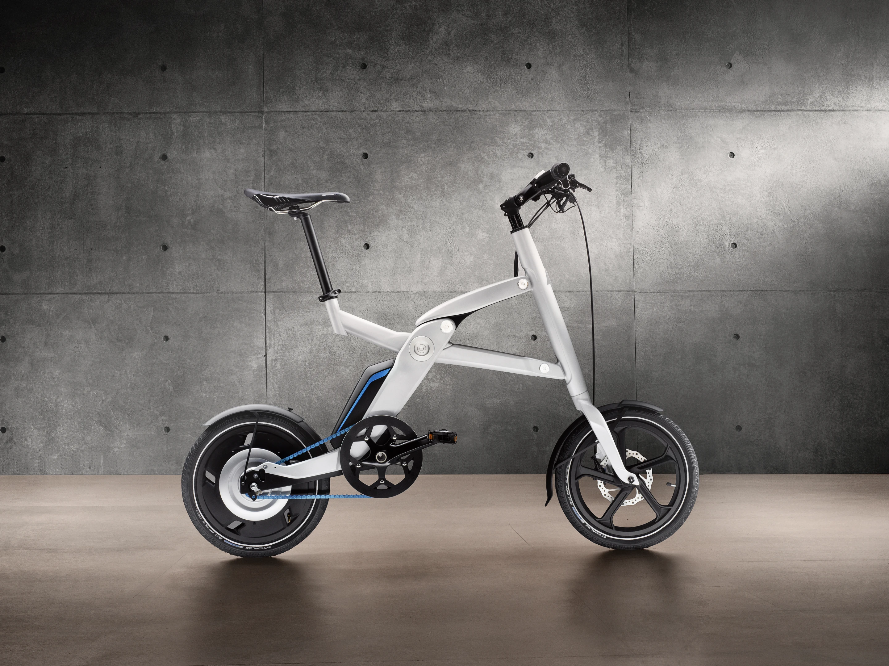 The i Pedelec's lithium-manganese battery pack is said to offer between 25 - 40 km (16 - 25 miles) per charge, depending on usage of rider profile