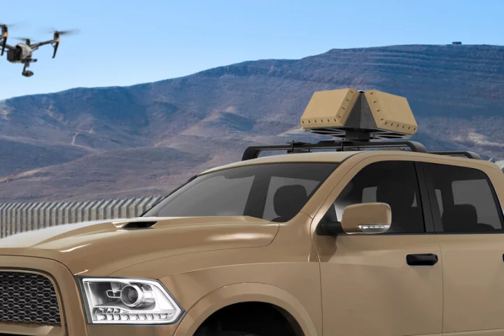 With a total weight of 10 kg (22 lb), the DroneSentry-X system can be mounted to standard roof racks