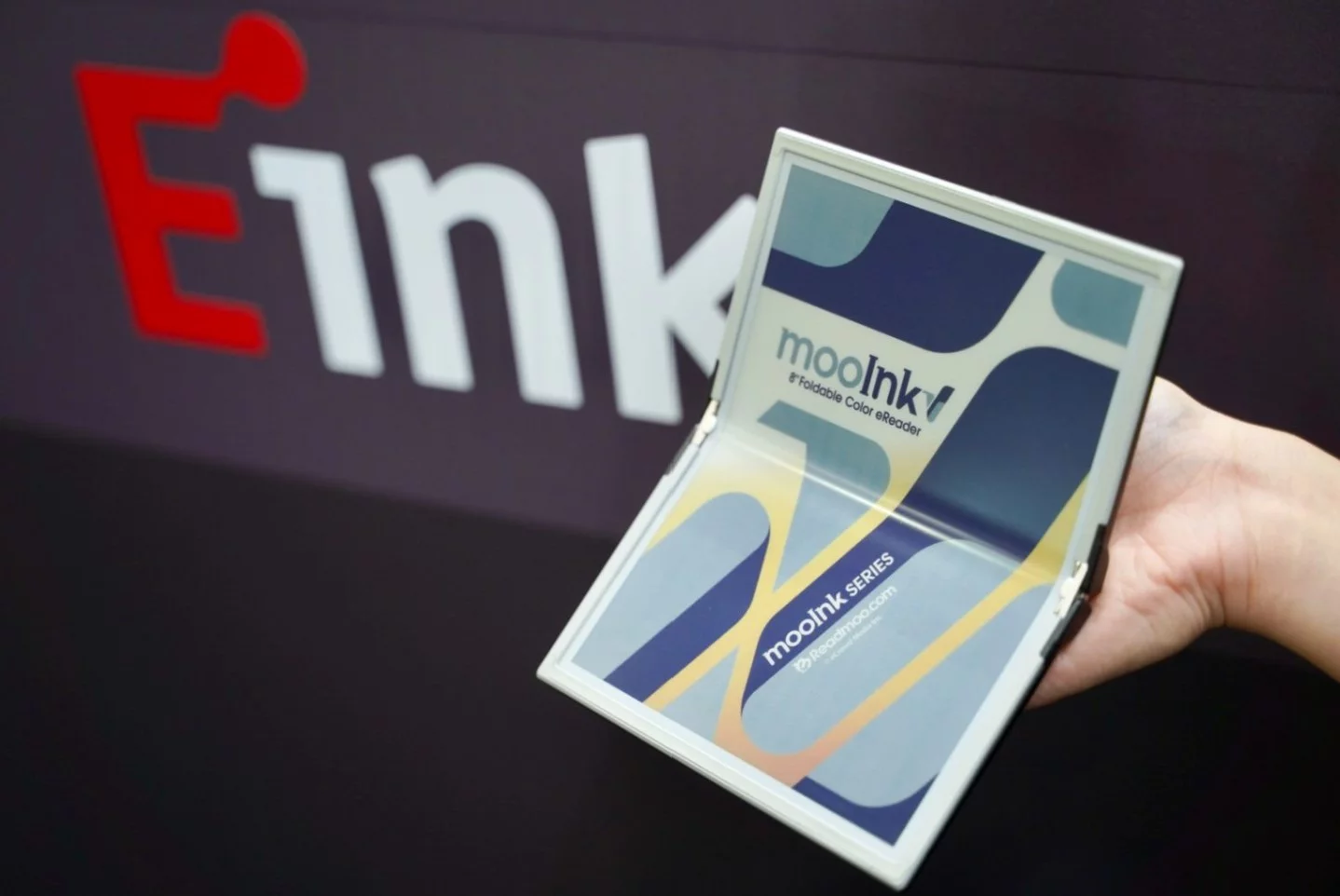 The mooInk V features a bendable flavor of E Ink's Gallery 3 color ePaper panel, which has been 9 years in development