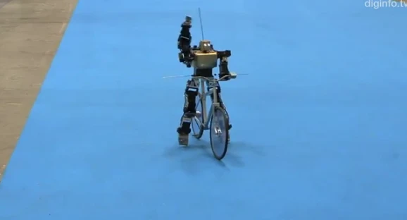 RoboBiker waves to the crowd (Photo: DigInfo.tv)