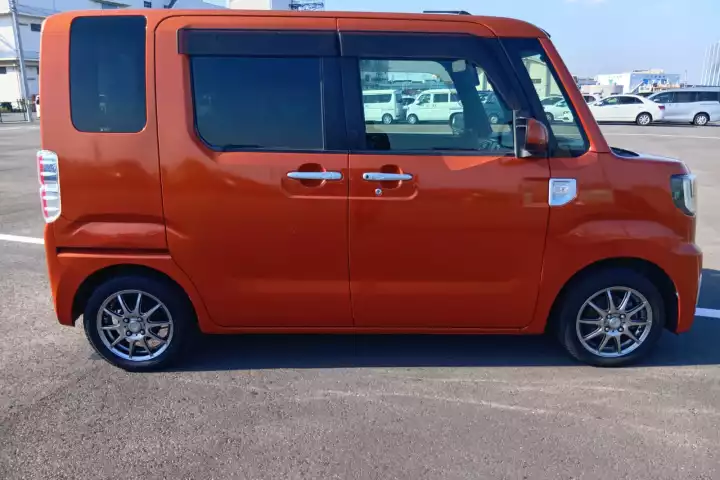 Like other kei cars and vans, the Daihatsu Wake measures under 340 cm long, a tiny little footprint perfect for traveling through cities and on narrow roadways