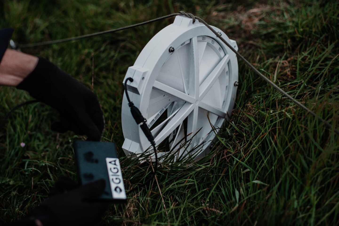 The Giga measures 325 mm across (12.7 in) and tips the scales at 1 kg (2.2 lb)