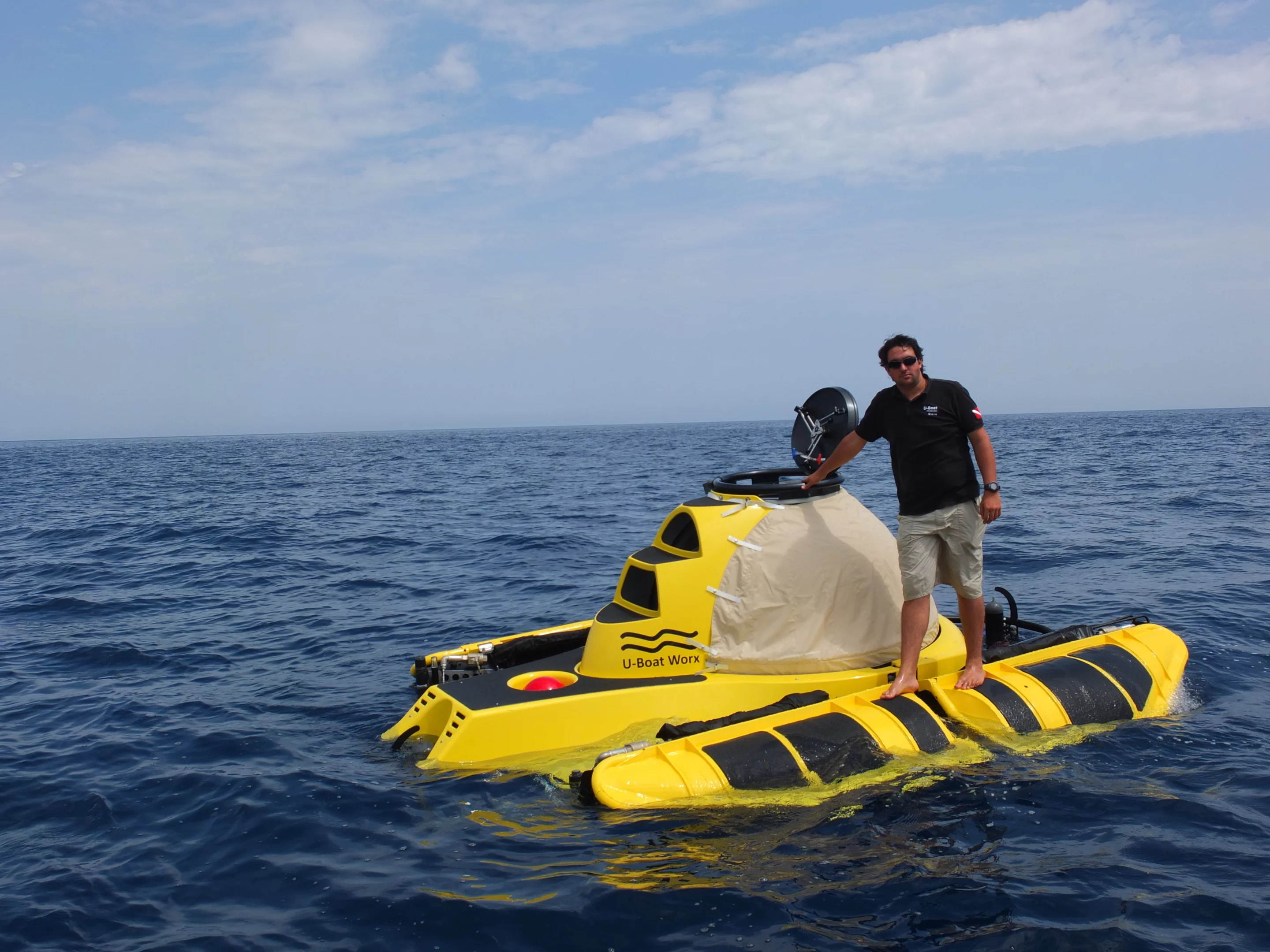 Approaching the sub (Photo: James Holloway/Gizmag)
