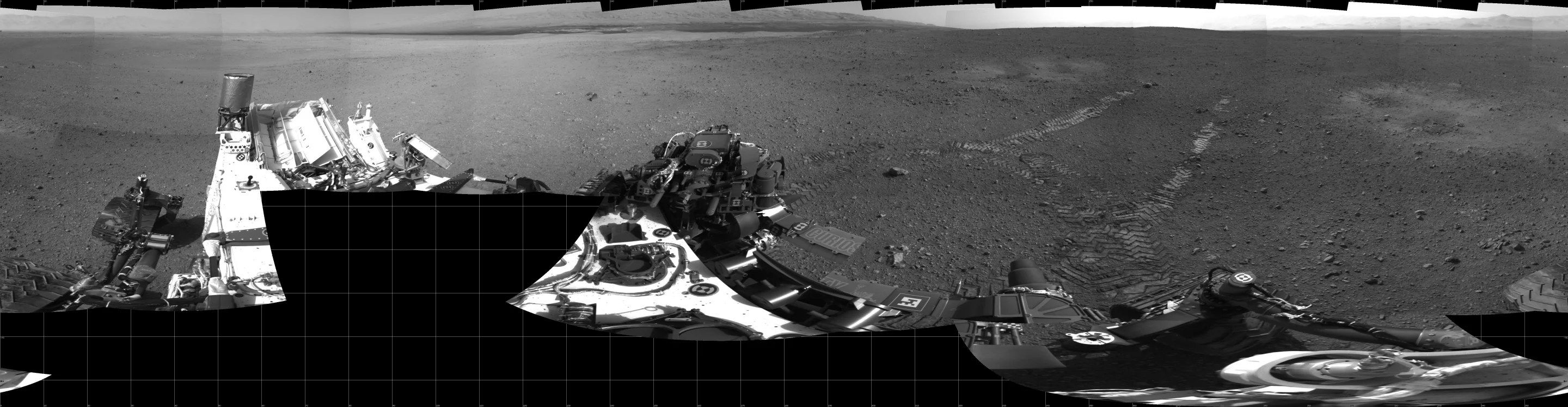 Curiosity's first tracks on Mars (Image: NASA/JPL-Caltech)
