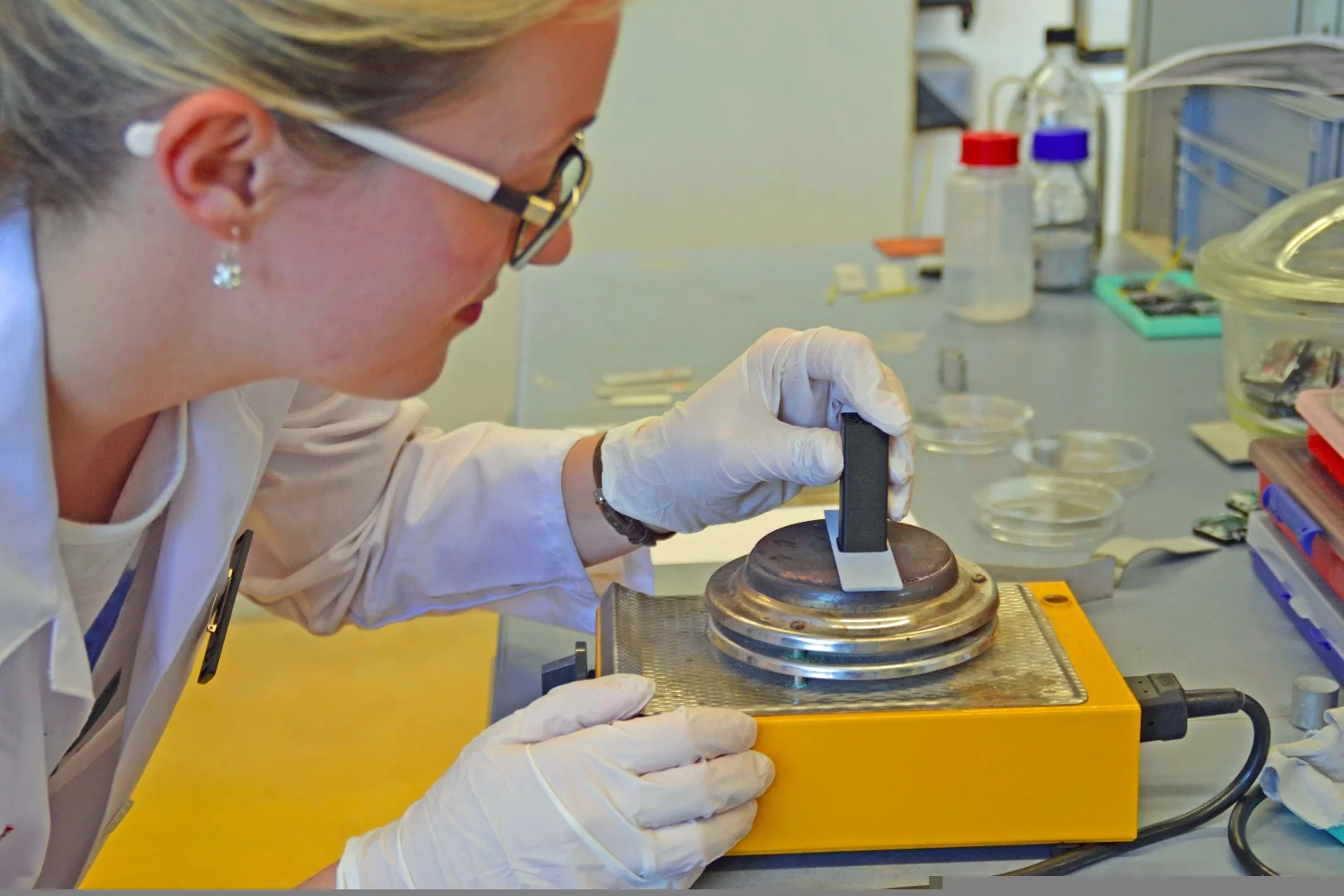 A strip of aluminum – the surface of which has been treated – is permanently bonded with thermoplastic