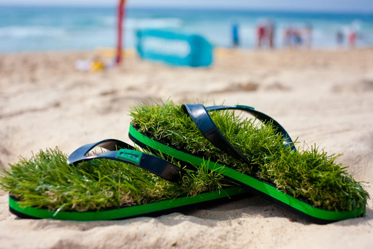 Kusa flip flops support your feet with synthetic turf