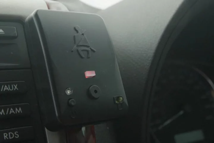 The buckle me up dash module flashes and beeps if children unbuckle while the parent is driving
