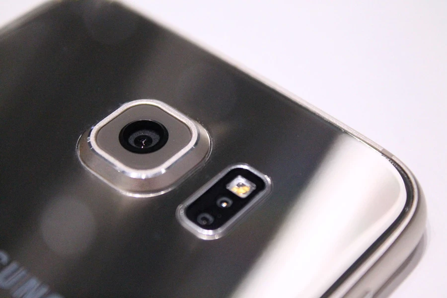 The 16 MP rear camera, along with heart rate sensor, of the Galaxy S6 (Photo: Stu Robarts/Gizmag.com)