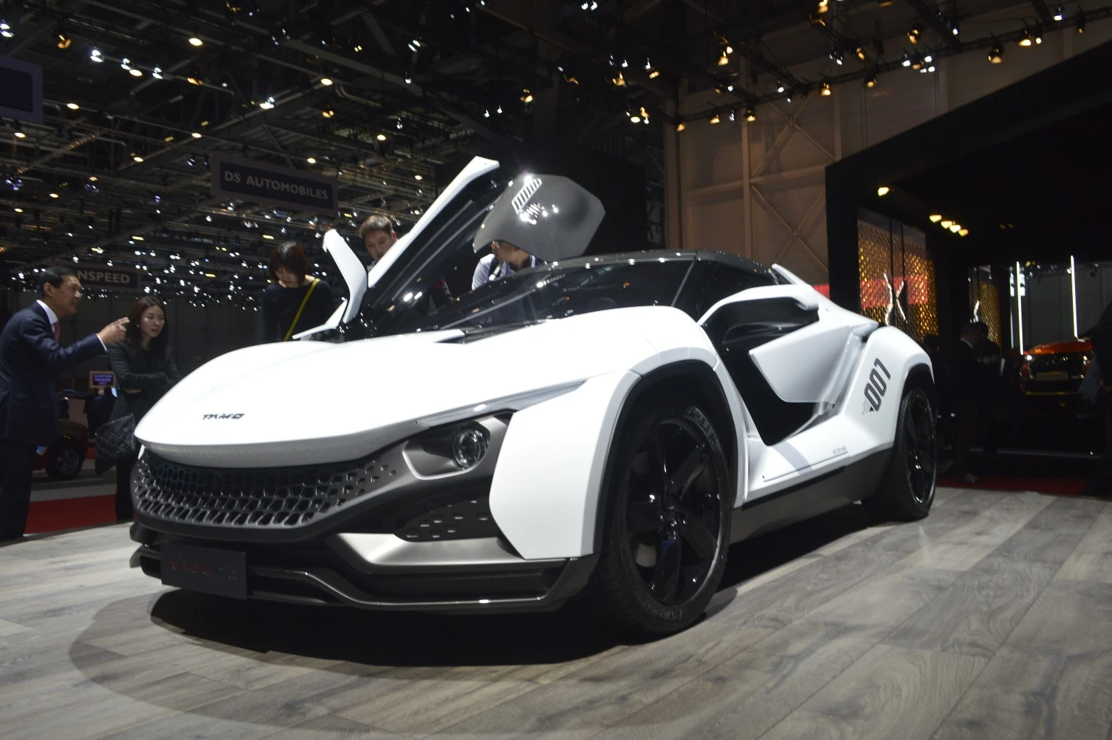 The Racemo is built on a modern, multi-material sandwich chassis