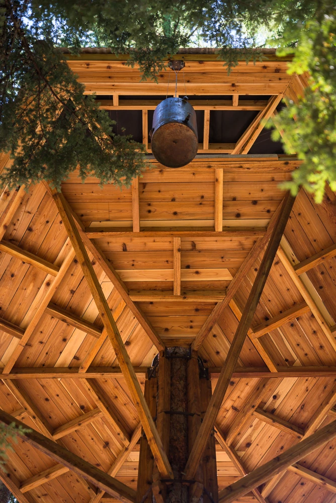 An old water heater tank acts as the counterweight, which can be easily adjusted by adding or removing water (Photo: Ethan Schlussler)