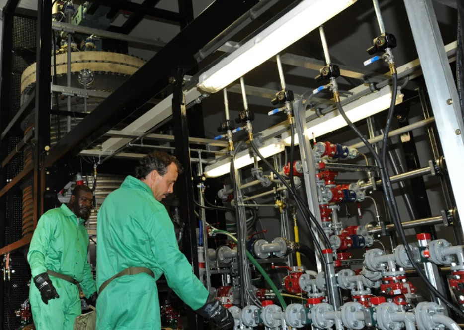 A 15 man team of skilled technicians can operate the FDHS