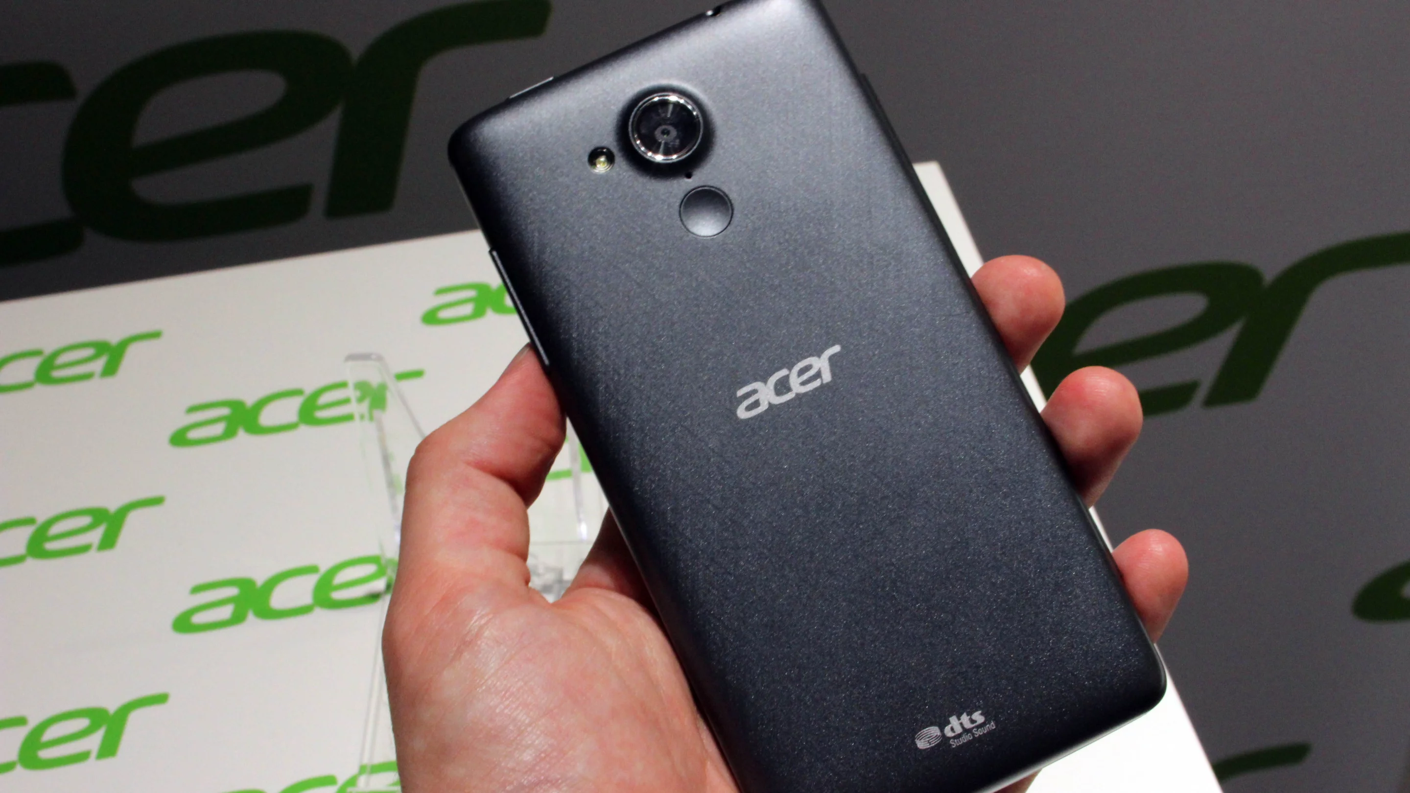 It also features the Acer Bright Magic system, which simultaneously enhances brightness and reduces noise in low-light photos
