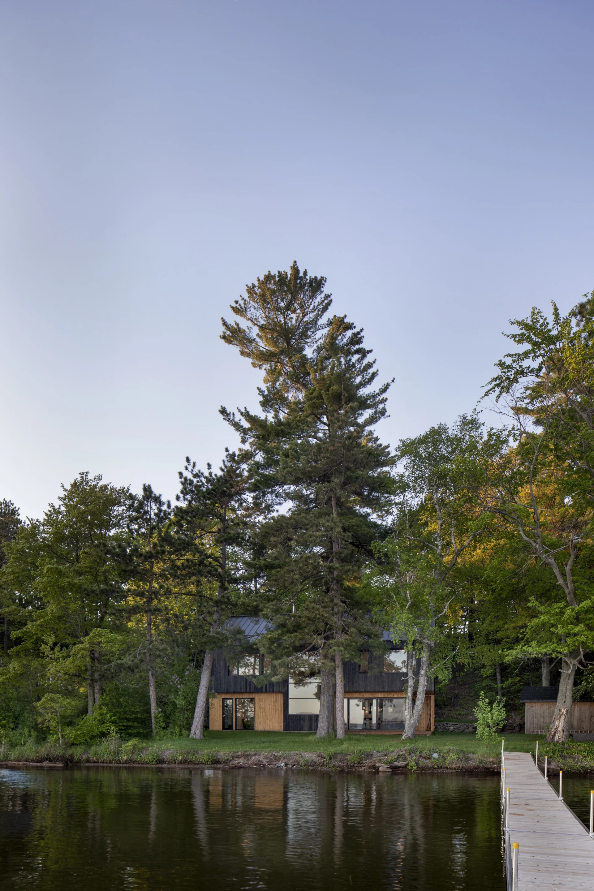 The Lakeside Cabin is located among the trees on the shoreline in Knowlton, Quebec